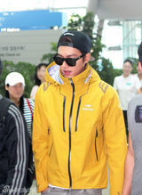 组图：李敏镐赴新西兰 黄色户外服亮相机场