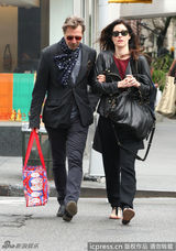 组图：加里-奥德曼花围巾抢镜 挽老婆手臂恩爱十足