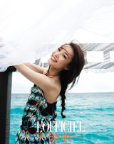 组图：倪妮甜美婚纱登杂志封面 裙摆随风飘逸