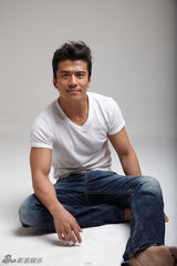 组图：唐文龙拍居家系写真 随性自然秀熟男风范