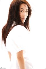 高清组图：叶璇写真玩蜕变 白衣造型秀青春身姿