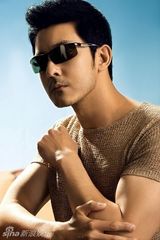 组图：立威廉与外籍妙龄女模拍广告