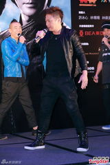 组图：古惑仔将登红馆开唱 陈小春感慨落泪