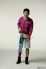 组图：郭晓冬生活写真当织毛衣的爸爸