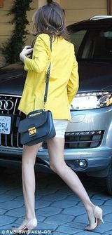 组图：米兰达超市扫货 柠檬黄外套靓丽秀美腿