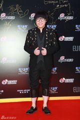 组图：微博之夜红毯 好声音冠军李琦顶蘑菇头