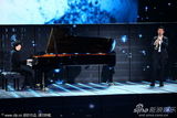 组图：李云迪钢琴助兴《彩云追月》
