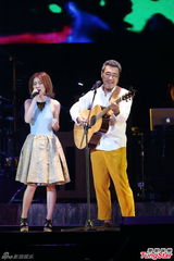 组图：李宗盛桃红衬衫开唱 称林忆莲唱得更好