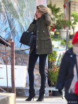 组图:吉赛尔-邦辰素颜现身街头 抚秀发气质脱俗