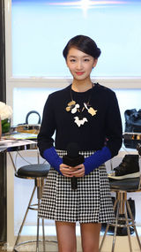 组图：周冬雨分享穿衣搭配心得气质优雅