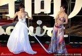 组图：孙菲菲红毯被主持人方龄踩掉长裙露胸贴