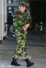 组图：SJ庆出道8周年机场上演变装秀 整疯粉丝