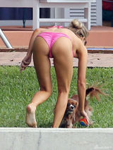 组图：名模乔安娜比基尼兜巨波 玩空翻中途卡壳