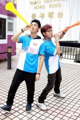 幻灯图：谭咏麟关楚耀结伴工作 回忆幼时踢球趣事 