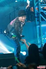 组图：侧田香港开唱 杨千嬅助阵追忆哥哥