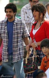 高清图：亚当-桑德勒洛杉矶拍新片 纯爷们变大甜妞