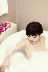 组图：徐冬冬拍摄杂志大片 紫裙红唇大秀性感