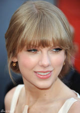 组图：斯威夫特和埃夫隆宣传新片亲密拥吻