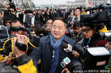 组图：成龙参加两会引尖叫骚乱不禁捂耳