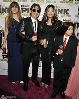 组图：杰克逊女儿长裙妩媚 次子长发飘逸似小大人