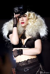 组图：黄奕《东成西就211》百变造型玩制服诱惑 