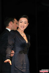 组图：巩俐黑色深V长裙亮相 身材性感气质优雅