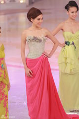 组图：2012港姐竞选现场 10位佳丽礼服亮相