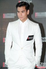 组图：彭于晏出席品牌活动 一身白衣帅气抢镜