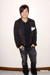 幻灯图：霍启刚张敬轩方力申做亚运会志愿者