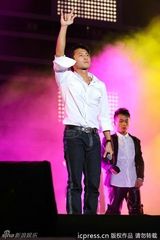 组图：谢霆锋献唱演唱会 蔡依林露胸垫上下走光