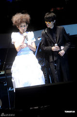 组图：王菀之享受与帅哥同台 方大同苏打绿惺惺相惜 