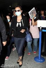 幻灯图集：赵薇产后尚显臃肿 独身飞沪任电影节评委