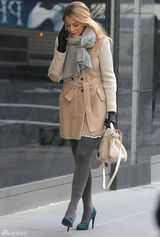 组图：弗莱利现身《绯闻女孩》片场煲电话粥