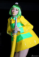 组图：黄奕《东成西就211》百变造型玩制服诱惑 