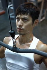 高清组图：严宽备战“浪子燕青” 健身房猛练肌肉