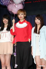 组图：容祖儿睽违11年台北开唱 一身大红烧乌龟