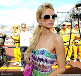 幻灯图：帕丽斯现身F1摩纳哥站 秀彩裙摆POSE成焦点