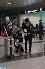 组图：李晟李佳航机场亲密牵手同行 恋情曝光