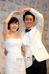 组图：郑俊浩举行婚前记者会 与未婚妻含情脉脉对视