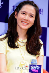 组图：孙艺珍李民基宣传新片《毛骨悚然的恋爱》