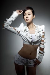 组图：袁志博性感出镜 化身“双面娇娃”