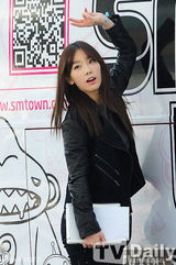 组图：少女时代赴华宣传黑白搭现身机场