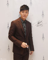 组图：贾乃亮空降无锡引粉丝围观 笑容显腼腆