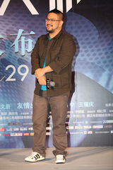 组图：《催眠大师》徐峥空降上海 请导演吃汤包