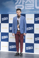 独家高清：刘亚仁牵手金海淑宣传新片《强哲》