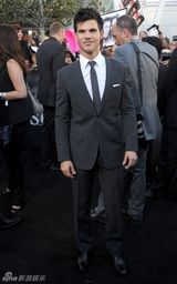 幻灯图集：《月食》洛杉矶首映 主创三人暧昧传情