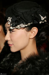 高清组图：霍思燕寒冬时尚亮相 观时尚秀美丽冻人