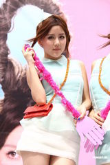 组图：BY2为新EP和写真造势 超短裙秀美腿