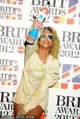 组图：蕾哈娜获全英国际最佳女歌手 破烂大T秀美腿