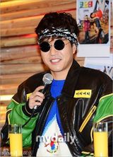 组图：高耀太复古装宣传17周年专辑《1999》